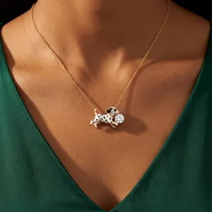 Collier pendentif chien dalmatien en acier inoxydable doré avec zircone étincelante
