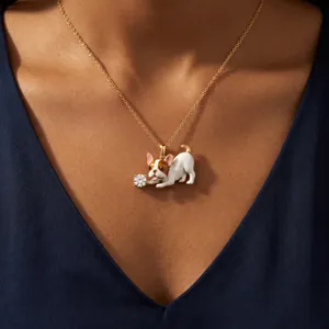 Gros plan détaillé d'un collier pendentif chiot en émail mignon avec pierre de zircon étincelante.