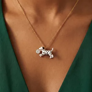 Collier pendentif chiot dalmatien en acier inoxydable plaqué or avec zircone étincelante.