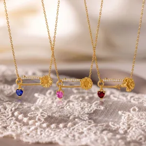 Collier épingle de sûreté plaqué or avec pierre de naissance et pendentif fleur en cristal.