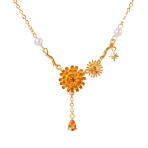 Gedetailleerde close-up van een goudkleurige bloemenketting met madeliefjes en parels.