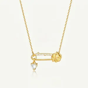 Collier épingle de sûreté rose plaqué or exquis avec zircone étincelant et pendentif cœur perle.
