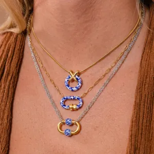 Collier superposé en acier inoxydable avec motifs porcelaine bleu blanc et fini bicolore.