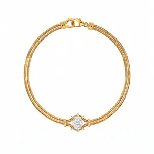 Gedetailleerd aanzicht van de gouden dubbele slangketting armband met zirconia.