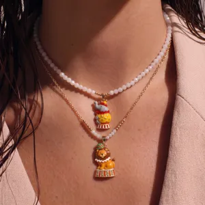 Vue détaillée de colliers d'animaux de cirque mignons superposés avec de charmants pendentifs.