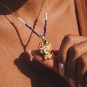 Joli collier pendentif lion dessin animé avec perles et perles bleues pour style rétro quotidien.