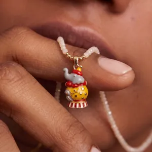 Charmant collier pendentif elephant de cirque emaille colore avec fine chaine de perles.