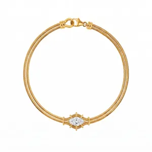 Gedetailleerd uitzicht op de elegante dubbelstrengs gouden slangenketting armband.