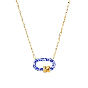 Collier de chaîne en or avec un pendentif cadenas ovale à motif de porcelaine bleu et blanc.
