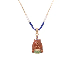 Joli collier pendentif ours tambour de dessin animé avec chaîne en métal et perles chic.