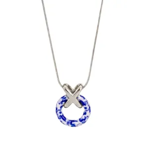 Collier pendentif en acier inoxydable avec motif porcelaine bleu, détail élégant.