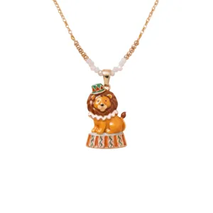 Gros plan du pendentif lion en émail mignon avec socle de cirque sur chaîne perlée délicate.