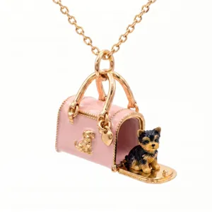 Miniatuur openbare roze handtas ketting met schattige puppy figuur erin. Detailweergave.