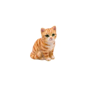 Gedetailleerd opname van een miniatuur keramische tijgerkat met glanzende afwerking.
