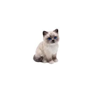 Gedetailleerd close-upzicht van een schattig keramisch siamese kattenminiatuurbeeldje.