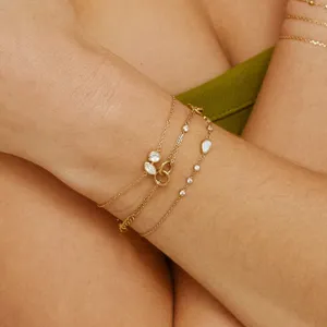 Κομψό λεπτό πολυεπίπεδο χρυσό βραχιόλι σετ με λεπτές αλυσίδες και λαμπερά ζιργκόν για γυναίκες.
