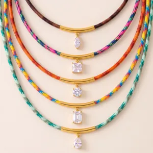 Conjunto de collar de cuerda trenzada multicapa con tubo dorado y colgantes de cristal.