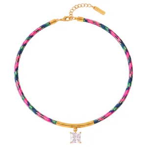 Collar chic de cuerda trenzada colorida con tubo metálico dorado y colgante de cristal.