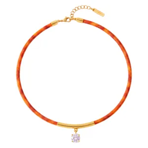 Collar de cordón trenzado colorido con tubo de metal dorado curvado y colgante de cristal