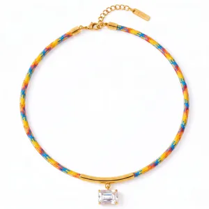 Collar choker de cuerda tejida colorida con tubo de metal dorado y colgante de cristal esmeralda.