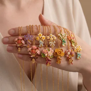Exquisitos collares con colgante de ramo de flores, joyas florales de esmalte bañado en oro.