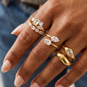 Anillos apilables de acero inoxidable dorado con zirconias geometricas moda chic