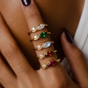 Anillos apilables de acero inoxidable chapado en oro con preciosas piedras de circonita.
