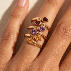 Anillos apilados geométricos de circonita de colores en acero inoxidable chapado oro 18k detalle