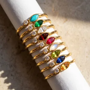 Primer plano detallado de anillos apilables coloridos con diseño de ondas y circonitas.