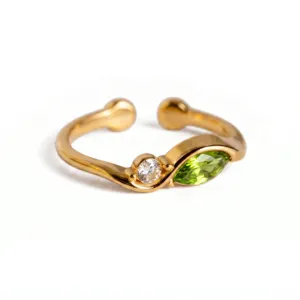 Anillo abierto de acero inoxidable bañado en oro de 18K con detalles de piedras de nacimiento.
