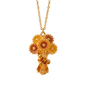 Primer plano detallado del hermoso collar con colgante de ramo de flores esmaltadas.