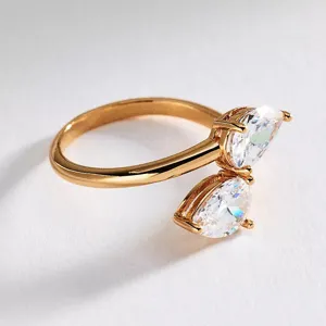 Primer plano detallado del anillo abierto bañado en oro con circonitas en pera
