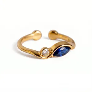 Detalle de anillo abierto minimalista con piedras redondas y marquise en baño de oro.