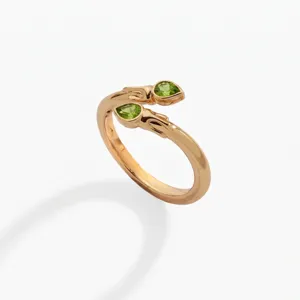 Anillo geométrico abierto de acero inoxidable chapado en oro 18k con circonita verde detalle