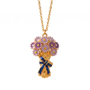 Primer plano detallado de un collar con ramo de flores de esmalte dorado y perlas.