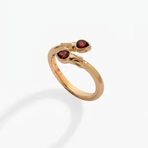 Elegante anillo de serpiente abierto de acero inoxidable bañado en oro de 18k con circonita