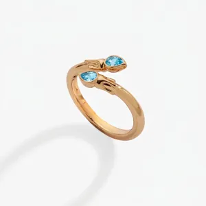 vista detallada del anillo de metal dorado elegante con piedras de circon blue claro brillante