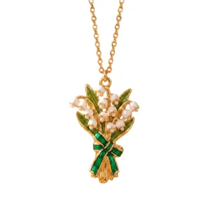 Exquisito collar con colgante de ramo de lirio del valle, esmalte verde y perlas. Vista detallada.