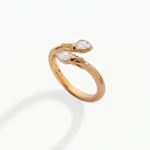 Anillo abierto de acero inoxidable bañado en oro 18k con circonitas en forma de pera.