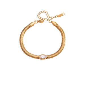 Gouden roestvrijstalen slangketting armband met markies zirkoon detailweergave zicht.
