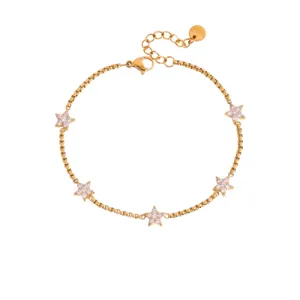 Gedetailleerd overzicht van de gouden roestvrijstalen sterrenarmband met zirkonia stenen.