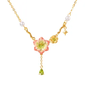 Close-up detail van de elegante geëmailleerde bloem hanger halsketting met parels.