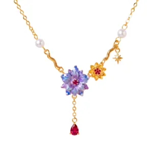 Prachtige geëmailleerde bloemenketting met parels en rode hanger, elegante gouden sieraden.