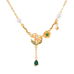 Prachtige vergulde lelietjes-van-dalen ketting met parels en groene kristallen druppelhanger.