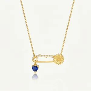 Collier épingle de sûreté doré avec cristal cœur bleu et pendentif fleur de marguerite