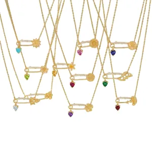 Collier épingle de sûreté plaqué or avec cœur pierre de naissance et pendentifs floraux.