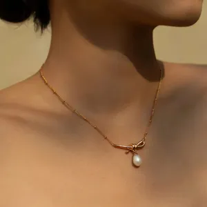 Elegante vergulde parelketting met minimalistische knophanger voor dames sieraden stijl.