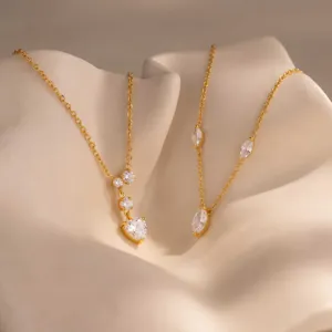 Exquisitos collares de acero inoxidable chapado en oro 18K con circonitas en forma de corazón.