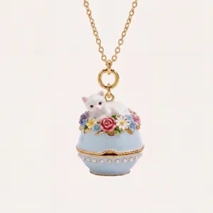 Squisita collana con ciondolo a uovo di gatto placcato in oro con fiori in smalto colorati.