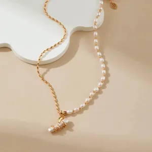 Prachtige minimalistische asymmetrische parel- en goudketting met stijlvolle hanger.